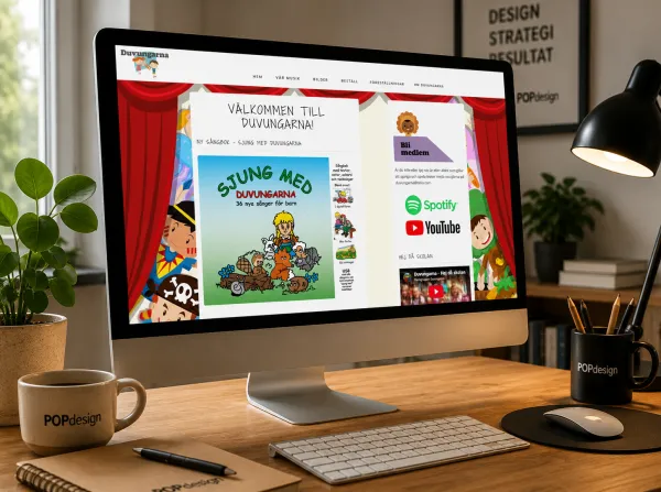 Arbetsplats med dator som visar en webbplats skapad av POPdesign